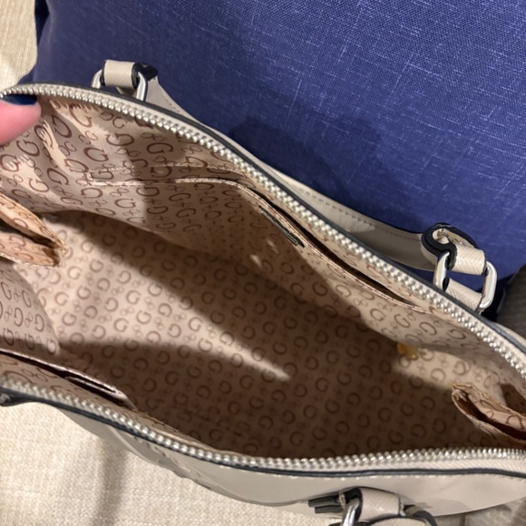 Guess Baldwin Park Tote - Picture 2 of 2